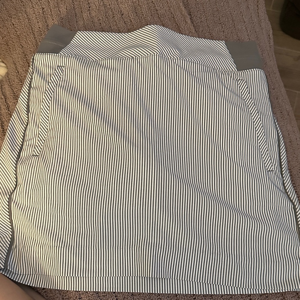 Athleta size 6 gray and white striped skort. GUC
